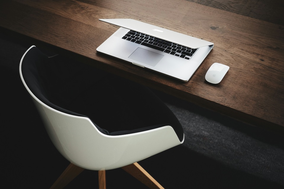 e learning desk and chair